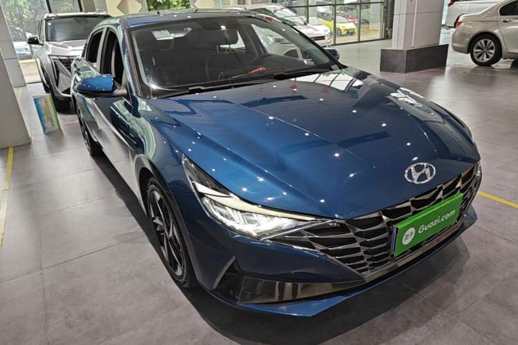 Used Hyundai Elantra 2021 1.5L CVT GLX Elite Edition Front Right 45 Deg