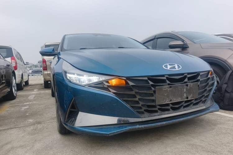 Used Hyundai Elantra 2021 1.5L CVT LUX Prestige Edition Front Right 45 Deg