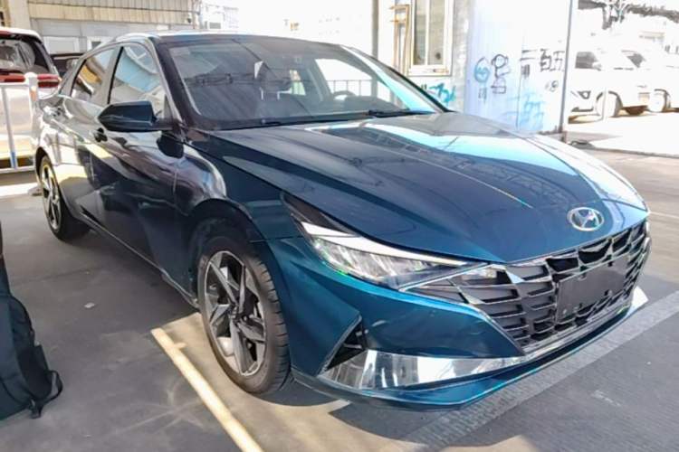 Used Hyundai Elantra 2021 1.5L CVT GLX Elite Edition Front Right 45 Deg