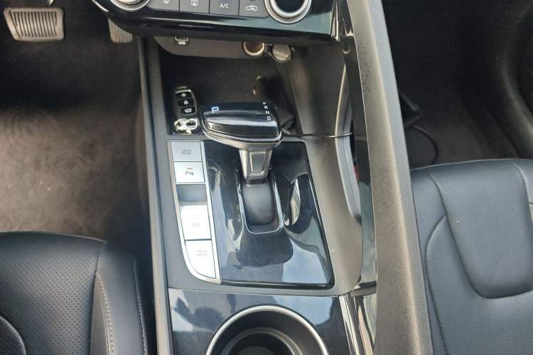 Used Hyundai Elantra 2021 1.5L CVT GLX Elite Edition Gear Lever