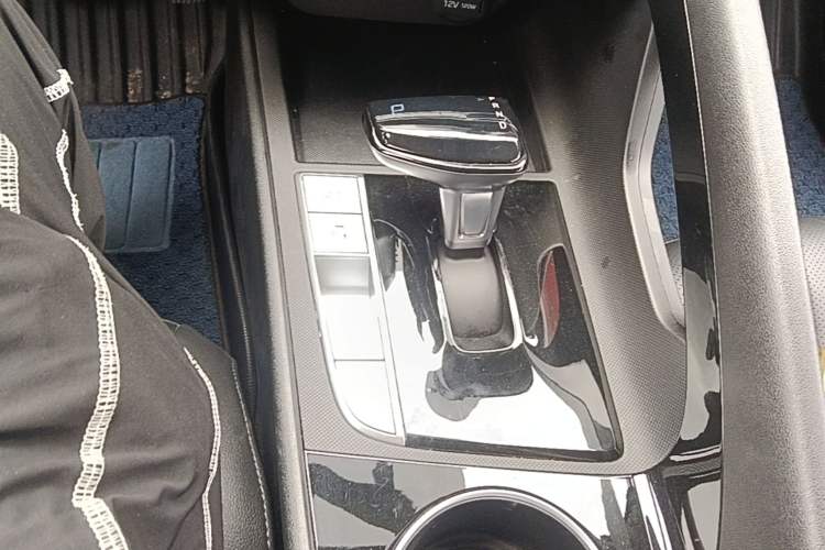 Used Hyundai Elantra 2021 1.5L CVT GLX Elite Edition Gear Lever