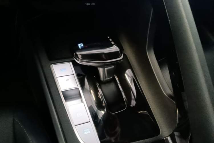 Used Hyundai Elantra 2021 1.5L CVT GLX Elite Edition Gear Lever