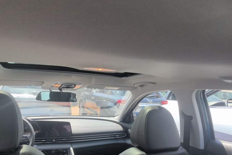 Used Hyundai Elantra 2021 1.5L CVT GLX Elite Edition Headliner