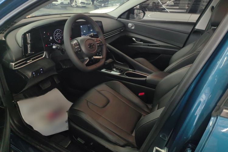 Used Hyundai Elantra 2021 1.5L CVT LUX Prestige Edition Interior 1