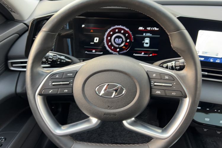 Used Hyundai Elantra 2021 1.5L CVT LUX Prestige Edition Interior 10