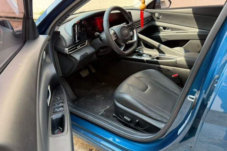 Used Hyundai Elantra 2021 1.5L CVT LUX Prestige Edition Interior 2