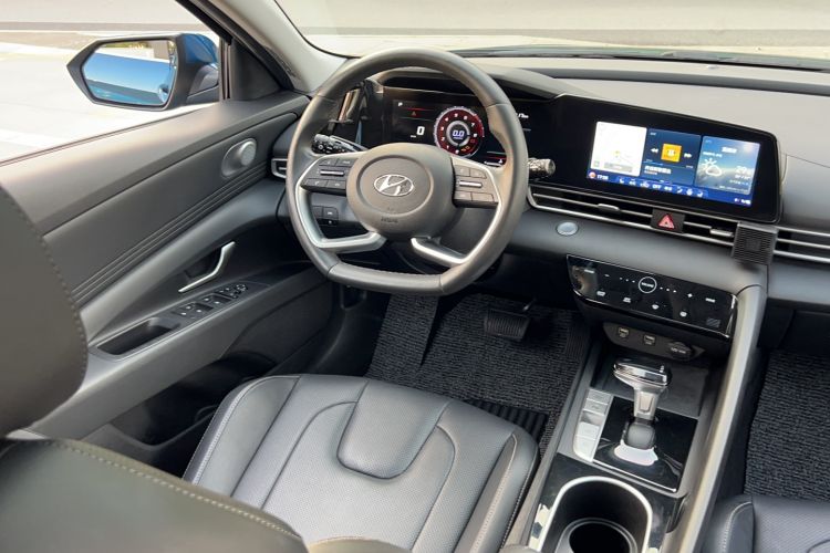 Used Hyundai Elantra 2021 1.5L CVT LUX Prestige Edition Interior 2