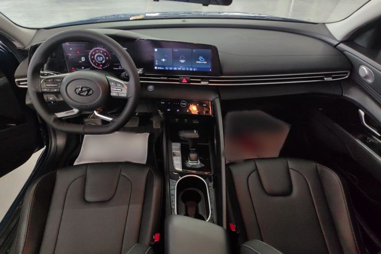 Used Hyundai Elantra 2021 1.5L CVT LUX Prestige Edition Interior 3