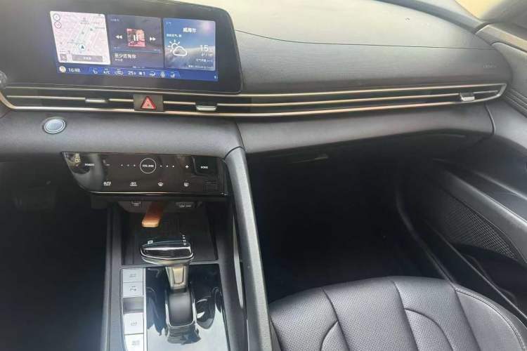Used Hyundai Elantra 2021 1.5L CVT LUX Prestige Edition Interior 3