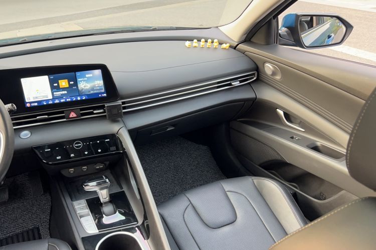 Used Hyundai Elantra 2021 1.5L CVT LUX Prestige Edition Interior 3