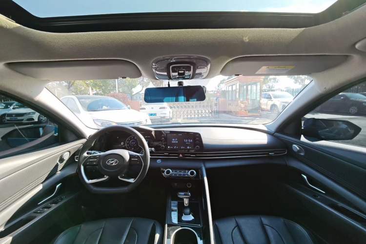Used Hyundai Elantra 2021 1.5L CVT GLX Elite Edition Interior 4