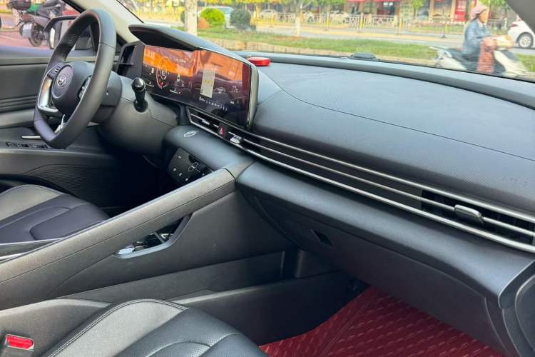 Used Hyundai Elantra 2021 1.5L CVT GLX Elite Edition Interior 4