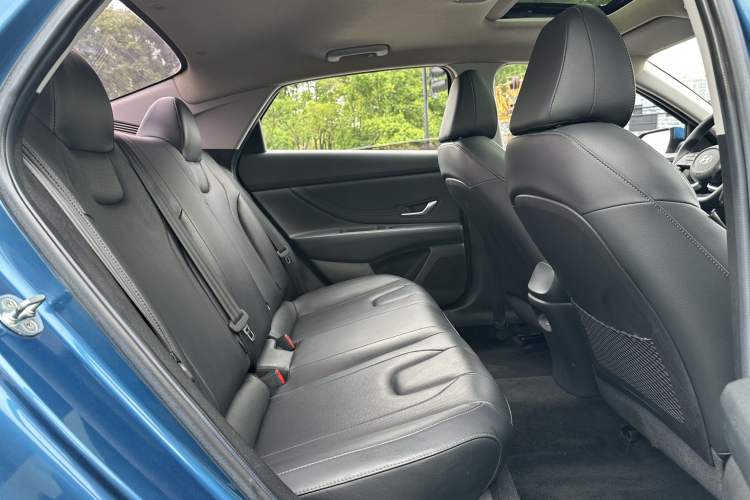 Used Hyundai Elantra 2021 1.5L CVT GLX Elite Edition Interior 6