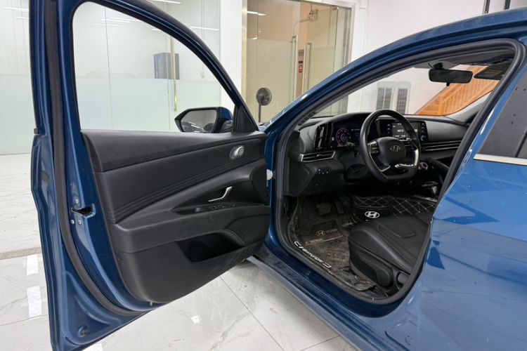 Used Hyundai Elantra 2021 1.5L CVT GLX Elite Edition Interior 6