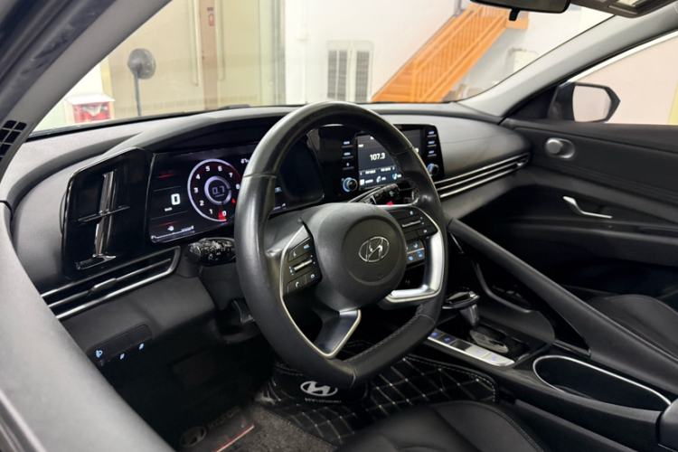 Used Hyundai Elantra 2021 1.5L CVT GLX Elite Edition Interior 8