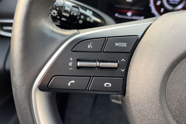 Used Hyundai Elantra 2021 1.5L CVT LUX Prestige Edition Interior 9