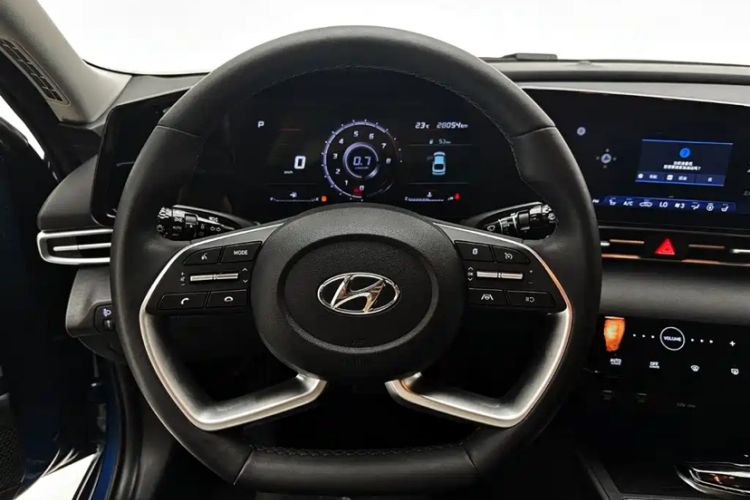 Used Hyundai Elantra 2021 1.5L CVT LUX Prestige Edition Odometer Close Up
