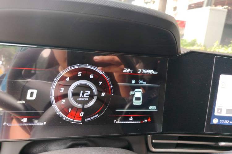 Used Hyundai Elantra 2021 1.5L CVT LUX Prestige Edition Odometer Close Up