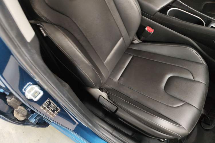 Used Hyundai Elantra 2021 1.5L CVT GLX Elite Edition Right Front Seat
