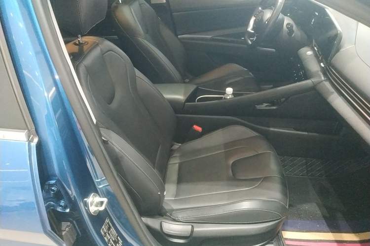 Used Hyundai Elantra 2021 1.5L CVT LUX Prestige Edition Right Front Seat