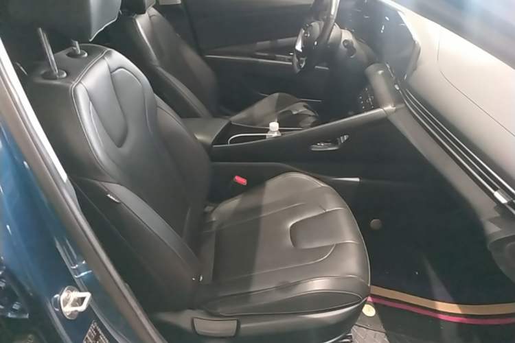 Used Hyundai Elantra 2021 1.5L CVT LUX Prestige Edition Right Front Seat