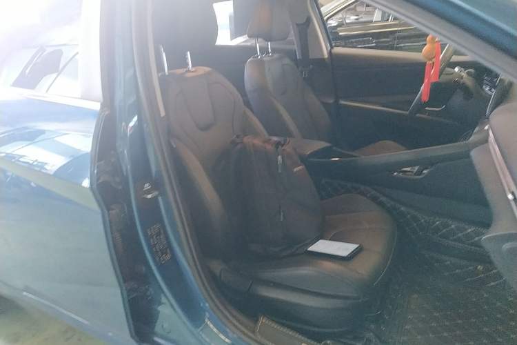 Used Hyundai Elantra 2021 1.5L CVT LUX Prestige Edition Right Front Seat