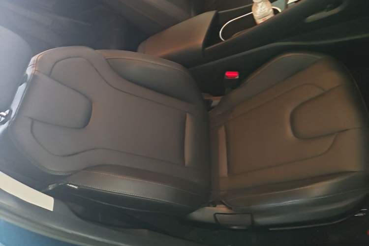 Used Hyundai Elantra 2021 1.5L CVT LUX Prestige Edition Right Front Seat