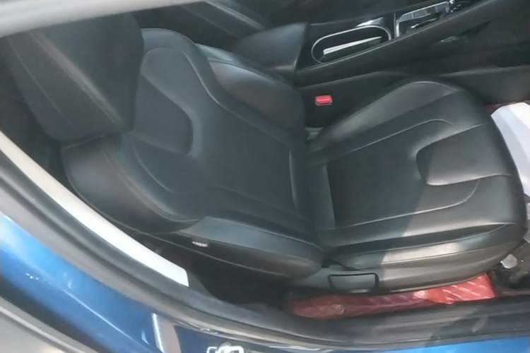 Used Hyundai Elantra 2021 1.5L CVT LUX Prestige Edition Right Front Seat