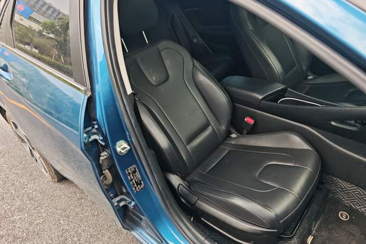 Used Hyundai Elantra 2021 1.5L CVT LUX Prestige Edition Right Front Seat