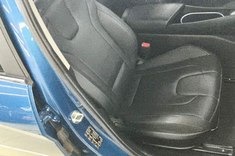 Used Hyundai Elantra 2021 1.5L CVT LUX Prestige Edition Right Front Seat