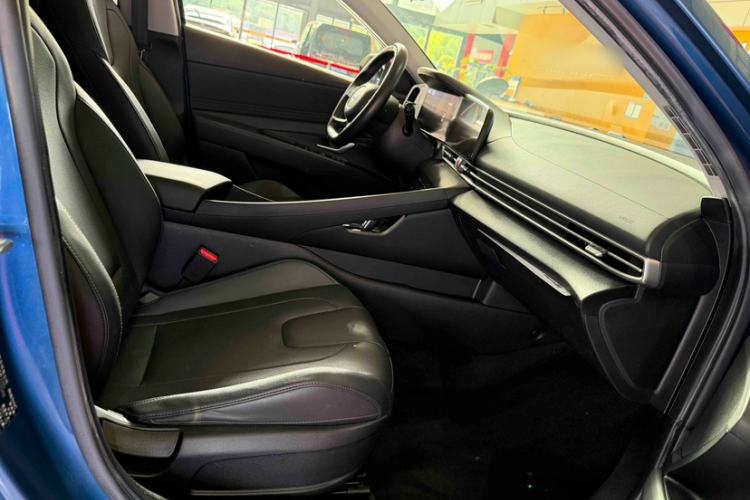 Used Hyundai Elantra 2021 1.5L CVT LUX Prestige Edition Right Front Seat