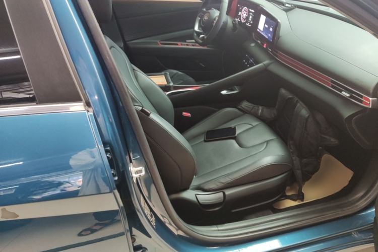 Used Hyundai Elantra 2021 1.5L CVT LUX Prestige Edition Right Front Seat