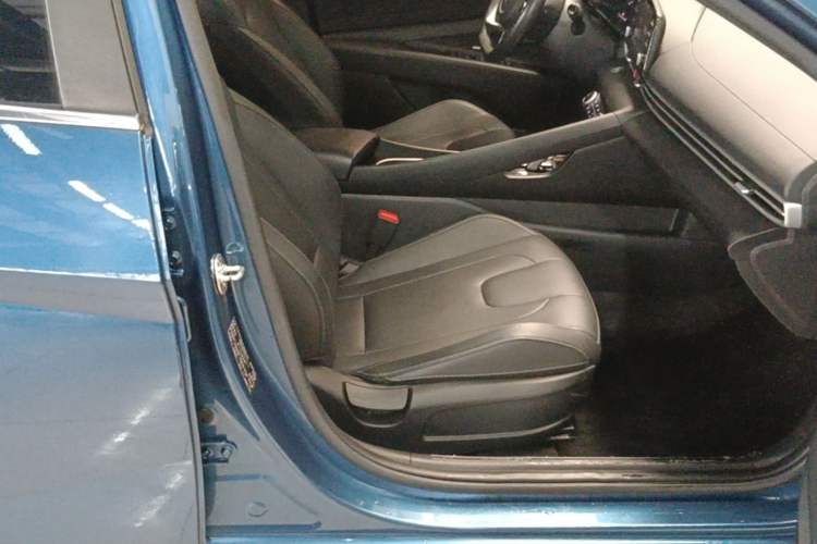 Used Hyundai Elantra 2021 1.5L CVT GLX Elite Edition Right Front Seat