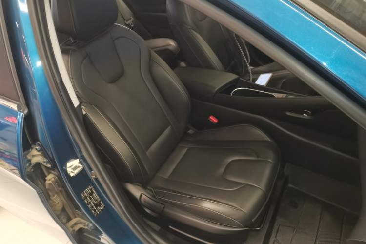 Used Hyundai Elantra 2021 1.5L CVT LUX Prestige Edition Right Front Seat