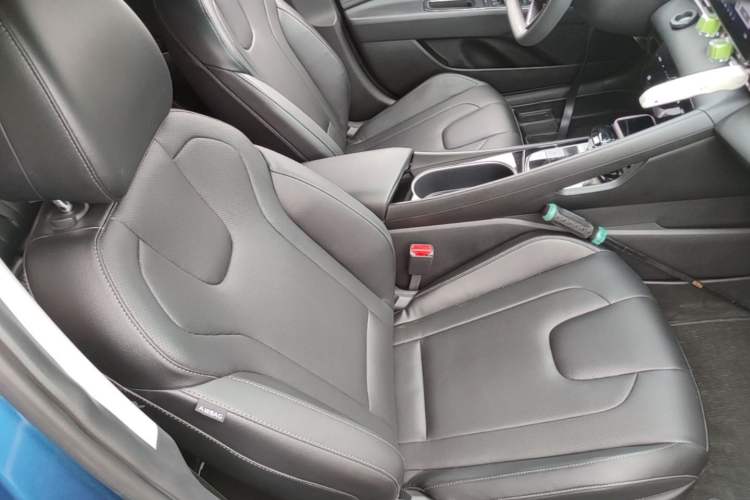 Used Hyundai Elantra 2021 1.5L CVT LUX Prestige Edition Right Front Seat