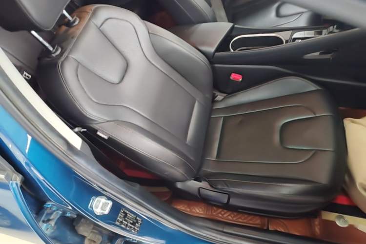 Used Hyundai Elantra 2021 1.5L CVT LUX Prestige Edition Right Front Seat