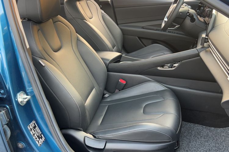 Used Hyundai Elantra 2021 1.5L CVT LUX Prestige Edition Right Front Seat