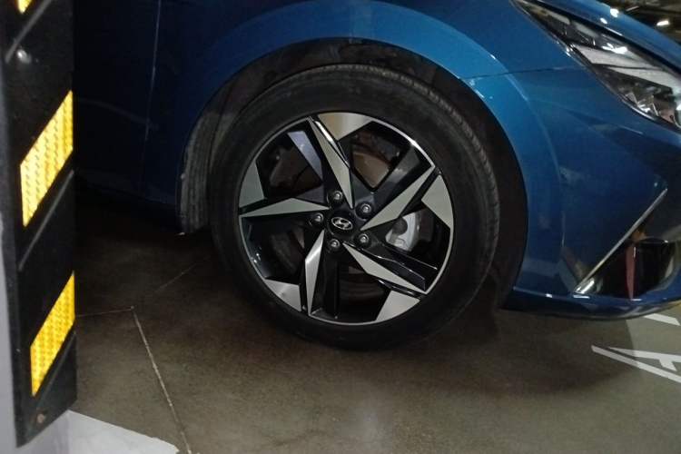 Used Hyundai Elantra 2021 1.5L CVT LUX Prestige Edition Right Front Wheel Hub