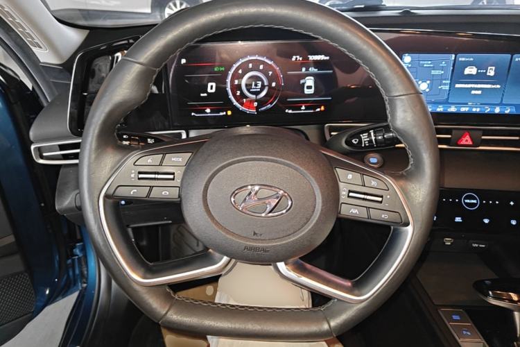 Used Hyundai Elantra 2021 1.5L CVT LUX Prestige Edition Steering Wheel