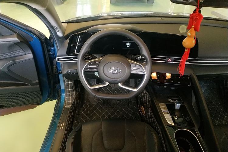 Used Hyundai Elantra 2021 1.5L CVT LUX Prestige Edition Steering Wheel