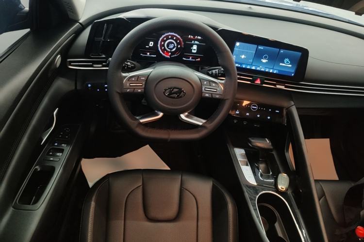 Used Hyundai Elantra 2021 1.5L CVT LUX Prestige Edition Steering Wheel