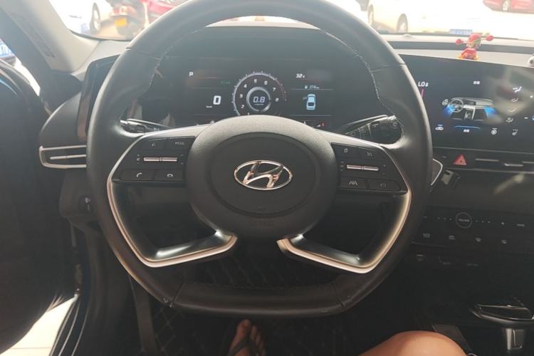 Used Hyundai Elantra 2021 1.5L CVT LUX Prestige Edition Steering Wheel