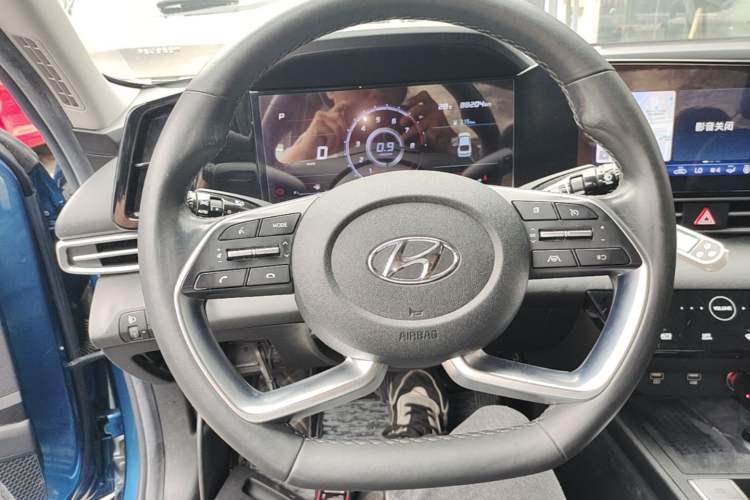 Used Hyundai Elantra 2021 1.5L CVT LUX Prestige Edition Steering Wheel