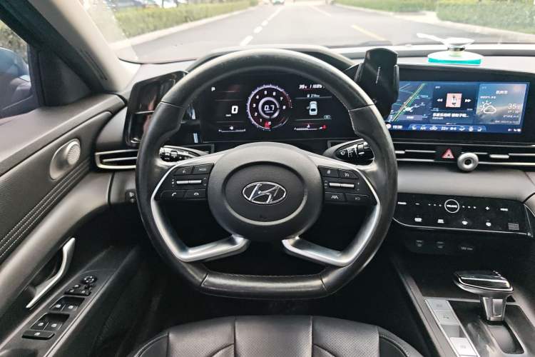Used Hyundai Elantra 2021 1.5L CVT LUX Prestige Edition Steering Wheel