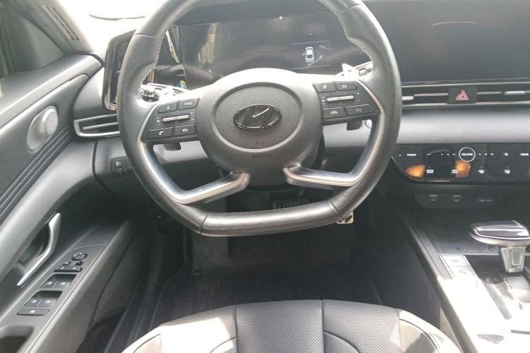 Used Hyundai Elantra 2021 1.5L CVT LUX Prestige Edition Steering Wheel