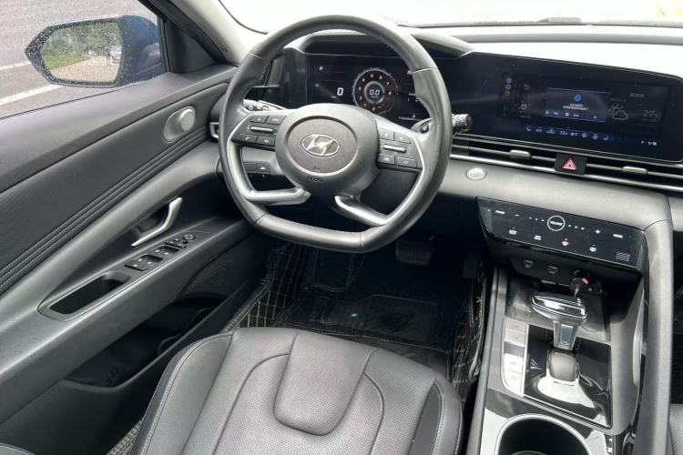 Used Hyundai Elantra 2021 1.5L CVT LUX Prestige Edition Steering Wheel