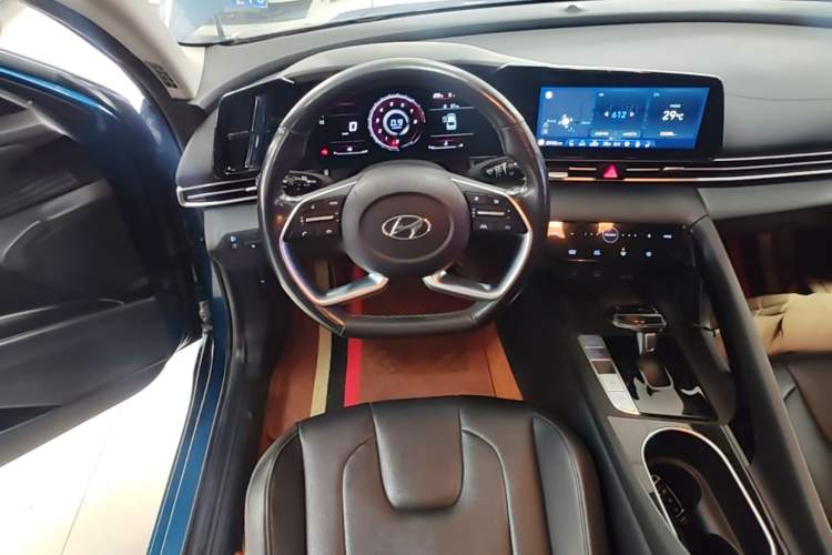 Used Hyundai Elantra 2021 1.5L CVT LUX Prestige Edition Steering Wheel