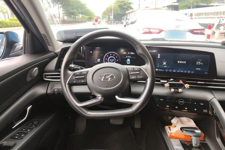 Used Hyundai Elantra 2021 1.5L CVT LUX Prestige Edition Steering Wheel