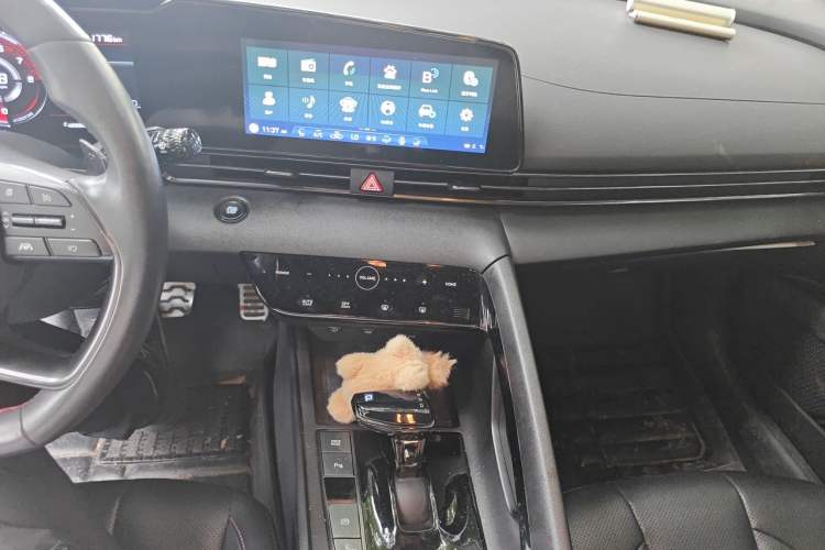 Used Hyundai Elantra 2021 240TGDi DCT LUX Prestige Edition Audio And AC Panel