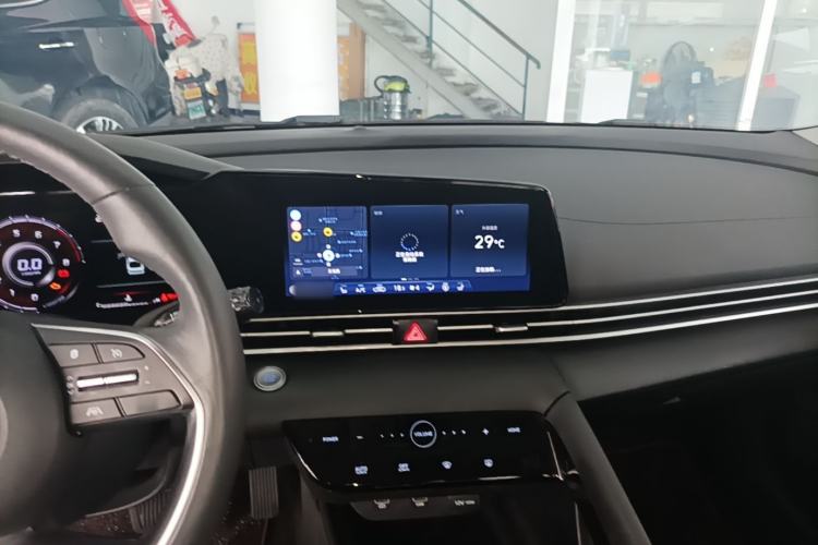 Used Hyundai Elantra 2021 1.5L CVT LUX Prestige Edition Center Console